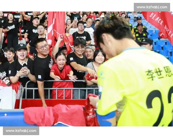 绿茵场巅峰对决九十分钟激情碰撞点燃城市荣耀之夜万人见证历史时刻 绿茵场巅峰对决九十分钟激情碰撞点燃城市荣耀之夜万人见证历史时刻